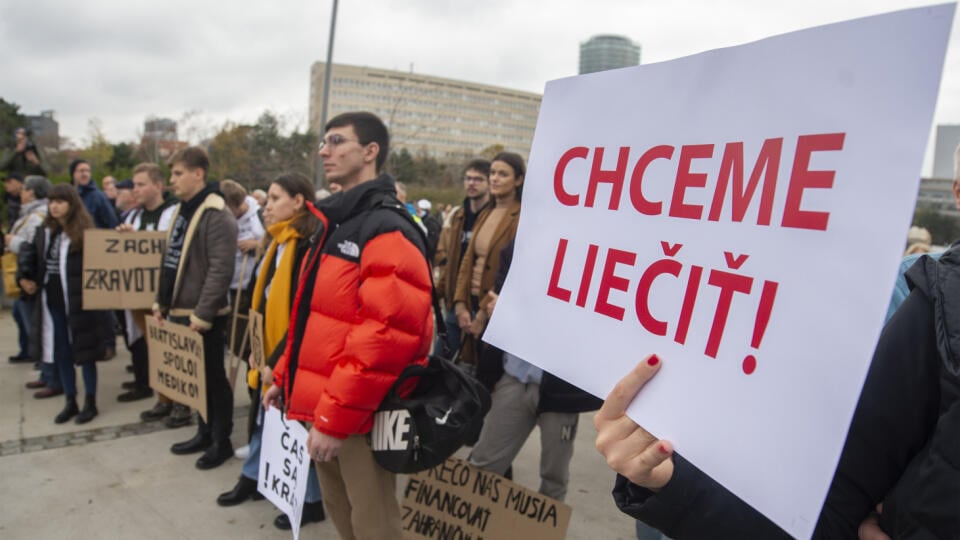 Snímka z protestného zhromaždenia Lekárskeho odborového združenia (LOZ) - Zachráňme zdravotníctvo na Námestí Slobody v Bratislave 17. novembra 2022. FOTO TASR - Martin Baumann