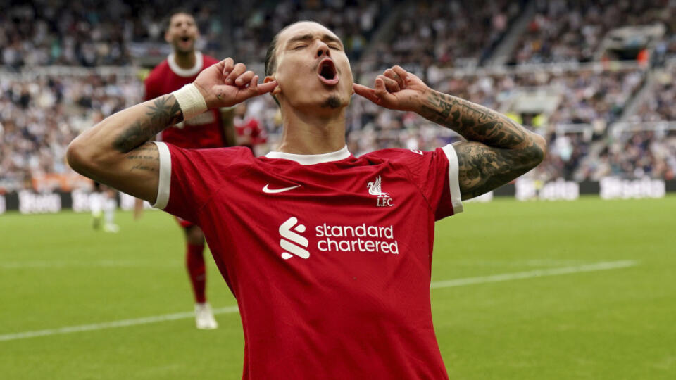 Futbalista Liverpoolu Darwin Nunez sa teší po strelení gólu v zápase 3. kola anglickej Premier League Newcastle United - FC Liverpool.