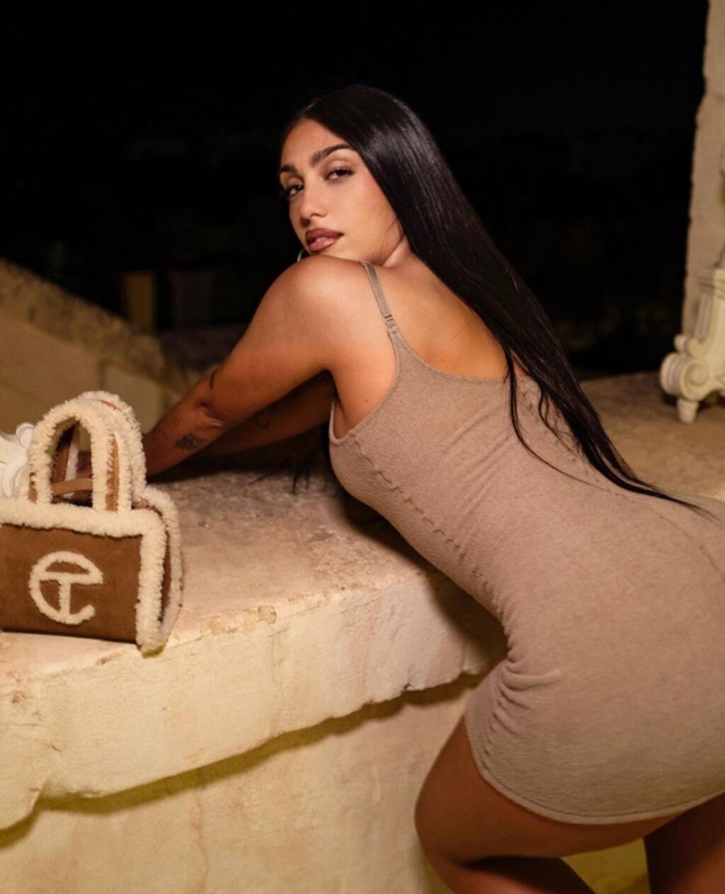 Aj keď je speváčka Madonna znova o rok staršia, na svoj vek rozhodne nevyzerá. V pondelok podvečer to potvrdili aj nové fotografie z jej narodeninovej oslavy, ktoré popová diva zdieľala na sociálnej sieti Instagram. Na záberoch medzi frajerom (27) a jej deťmi Lourdes (24), Roccom (21), Davidom(15), Mercy (15) a dvojčatami Estere a Stellou pôsobila skôr ako ich rovesníčka než ich mama.