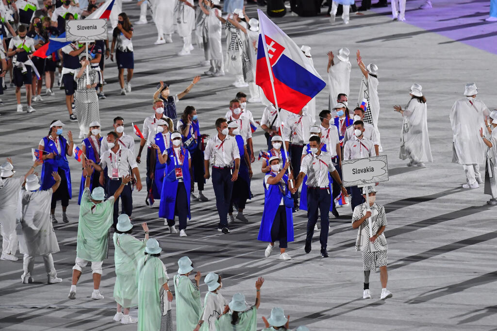 Slováci svojím outfitom počas otváracieho ceremoniálu olympiády nezaujali a najmä ženská časť výpravy v dlhých plášťoch neohúrila. Na internete ich označili za predavačky.