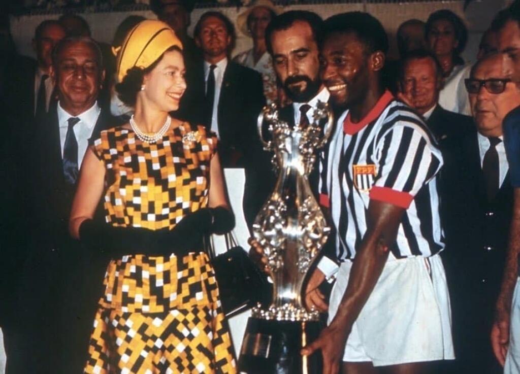 Legendárny brazílsky futbalista Pelé si na sociálnej sieti pripomenul stretnutie so zosnulou anglickou kráľovnou Alžbetou II. aj takouto snímkou.