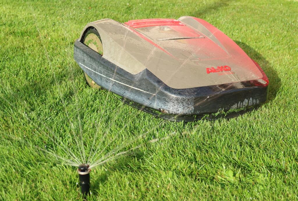 Príkladom smart technológií v záhrade je robotická kosačka aj automatizovaný závlahový systém.