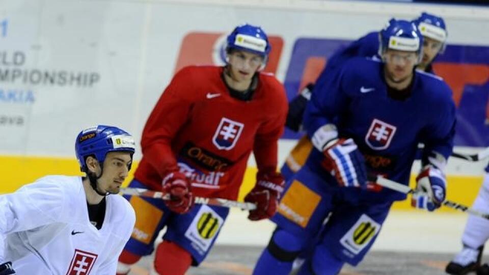 Na snímke zľava Miroslav Šatan , Juraj Mikúš a Marcel Hossa počas tréningu slovenskej hokejovej reprezentácie.