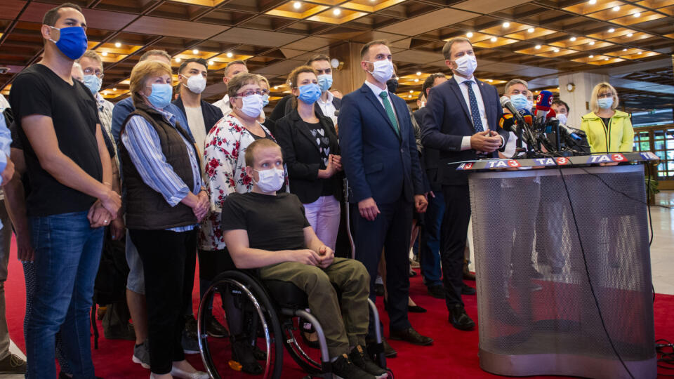 Na snímke štvrtý sprava predseda vlády SR Igor Matovič (OĽaNO) a piaty sprava predseda klubu OĽaNO Michal Šipoš počas tlačovej konferencie po skončení klubu OĽaNO, na ktorom vypočuli predsedu NR SR Borisa Kollára k jeho diplomovej práci 29. júna 2020 v Bratislave. Poslanecký klub OĽaNO považuje kauzu diplomovej práce predsedu Národnej rady (NR) SR Borisa Kollára (Sme rodina) za zlyhanie školiteľa, študenta, oponenta aj systému hodnotenia záverečných prác. Žiada o preverenie záverečných prác na v