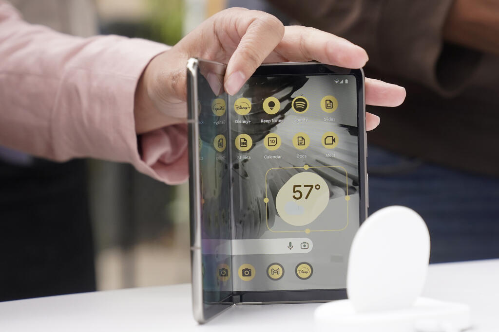 WA 59 Mountain View - Muž si prezerá skladací smartfón Pixel Fold, ktorý predstavila spoločnosť Google na vývojárskej konferencii Google I/O v kalifornskom Mountain View v stredu 10. mája 2023. FOTO TASR/AP


A person looks at the Google Pixel Fold at a Google I/O event in Mountain View, Calif., Wednesday, May 10, 2023. (AP Photo/Jeff Chiu)