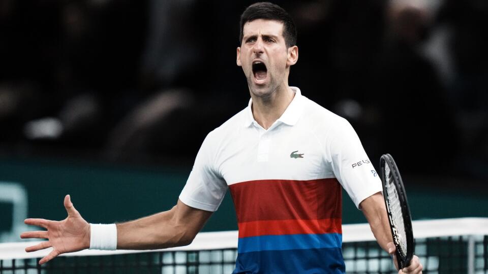 Srbský tenista Novak Djokovič sa teší po víťazstve nad Hubertom Hurkaczom z Poľska v semifinále dvojhry na turnaji Masters 1000 v Paríži 6. novembra 2021.