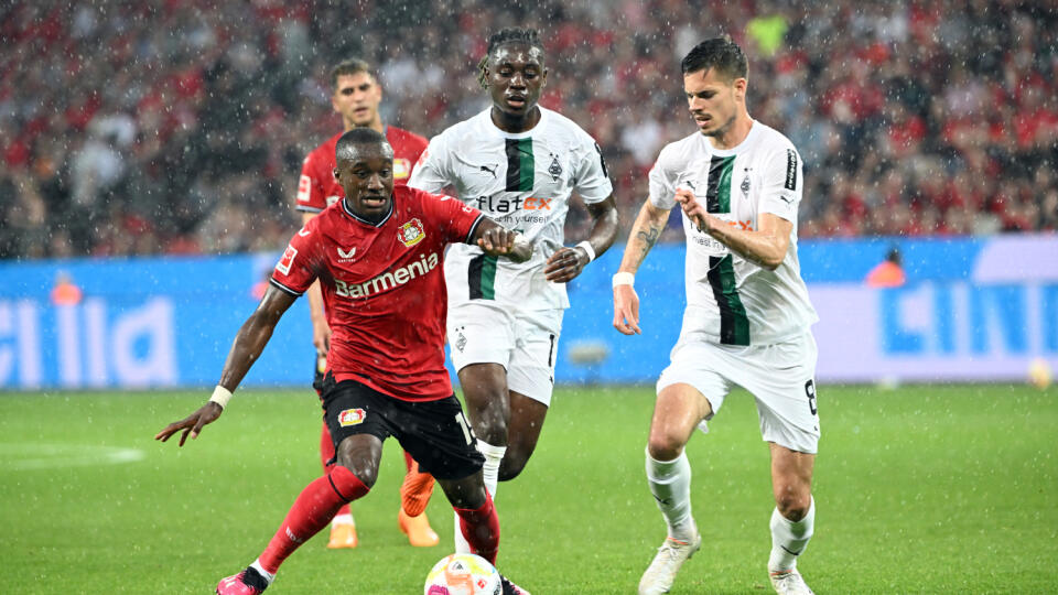 WA 27 archív Leverkusen - na archívnej snímke z 21. mája 2023 futbalista Bayeru Leverkusen Moussa Diaby (vľavo) a hráč Mönchengladbachu Julian Weigl bojujú o loptu v zápase 33. kola nemeckej Bundesligy Bayer Leverkusen - Borussia Mönchengladbach v Leverkusene. Nemecký futbalový klub Bayer Leverkusen odmietol ponuku Aston Villy na prestup krídelníka Moussu Diabyho. Podľa televízie Sky sa bundesligistovi máli 45 miliónov eur a za francúzskeho reprezentanta chce o pätnásť miliónov viac. FOTO TASR/
