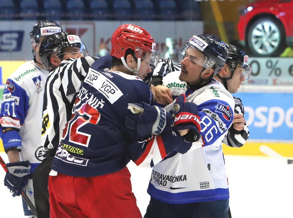 Na snímke zľava Jakub Kolenič (Zvolen) a Daniel Brejčák (Poprad) v piatom zápase finále Kaufland Play off Tipos extraligy v hokeji HKM Zvolen - HK Poprad vo Zvolene 6. mája 2021. FOTO TASR - Ján Krošlák