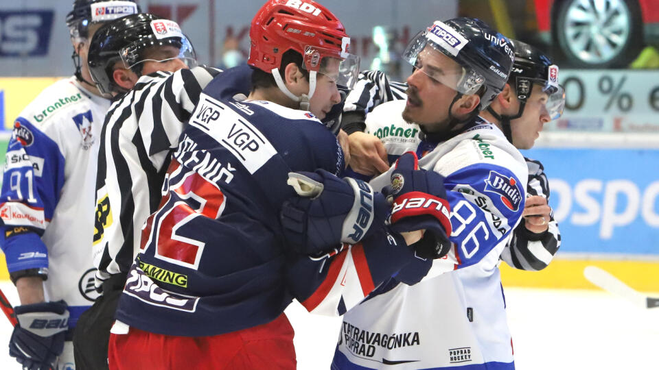 Na snímke zľava Jakub Kolenič (Zvolen) a Daniel Brejčák (Poprad) v piatom zápase finále Kaufland Play off Tipos extraligy v hokeji HKM Zvolen - HK Poprad vo Zvolene 6. mája 2021. FOTO TASR - Ján Krošlák