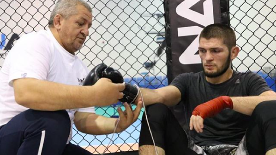 Khabib sa s tým doteraz nevyrovnal, pretože mal so svojím otcom veľmi blízky vzťah, viackrát ho v aj v médiách označil ako nielen rodiča, trénera a mentora, ale aj najlepšieho priateľa.