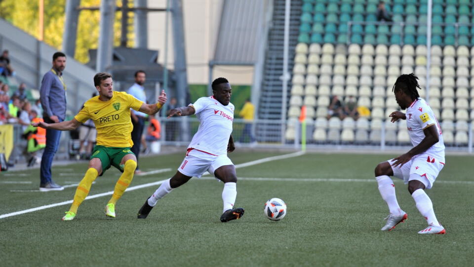 Na snímke vľavo Matúš Rusnák (Žilina), Philip Elayo Azango, Kingsley Madu (obaja Trenčín) počas zápasu 7. kola futbalovej Fortuna ligy MŠK Žilina - AS Trenčín 11. septembra 2021 v Žiline. FOTO TASR - Erika Ďurčová