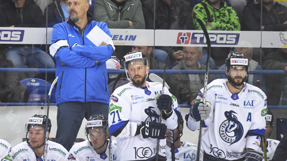 Na snímke lavička Popradu, vľavo v pozadí tréner Martin Hrnčár počas zápasu prvého kola Tipos extraligy HK Poprad – HC Slovan Bratislava v Poprade 16. septembra 2022. FOTO TASR – František Iván