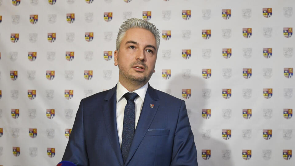 Na snímke predseda Košického samosprávneho kraja (KSK) Rastislav Trnka počas mimoriadneho brífingu v súvislosti so zásahom NAKA pre kauzu predraženého nájmu elokovaného pracoviska v Sečovciach, ktorá patrí pod Spojenú školu Dobšiná. Košice 22. januára 2020. FOTO TASR – František Iván