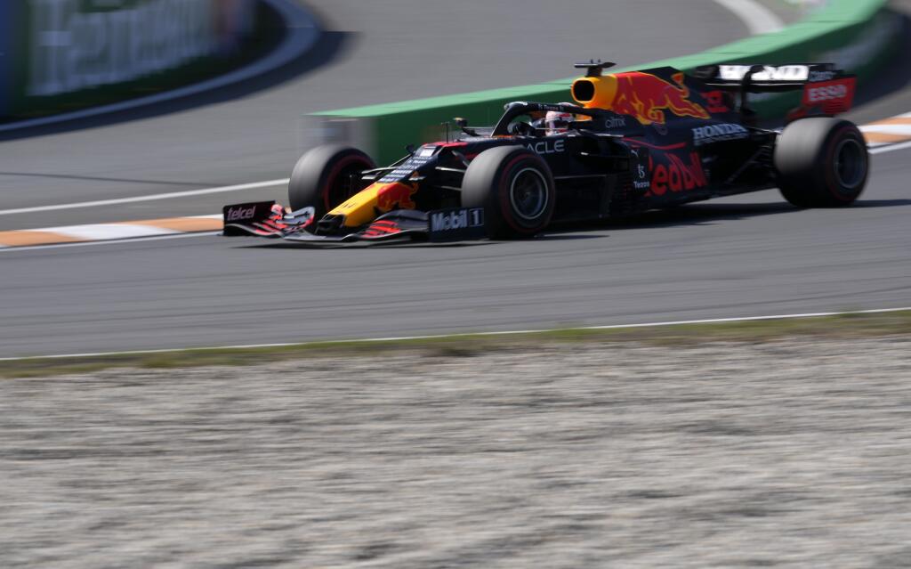 JB 41 Zandvoort - Holandský jazdec F1 na monoposte Red Bull Max Verstappen počas pretekov nedeľňajšej Veľkej ceny Holandska formuly 1 na okruhu v Zandvoorte 5. septembra 2021. FOTO TASR/AP
Red Bull driver Max Verstappen of the Netherlands steers his car during the Formula One Dutch Grand Prix, at the Zandvoort racetrack, Netherlands, Sunday, Sept. 5, 2021. (AP Photo/Peter Dejong)