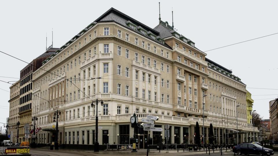 Už niekoľko rokov je hotel Carlton objektom sporov medzi
realitným biznismenom Erikom Mikurčíkom a dvoma spolumajiteľmi Esetu.