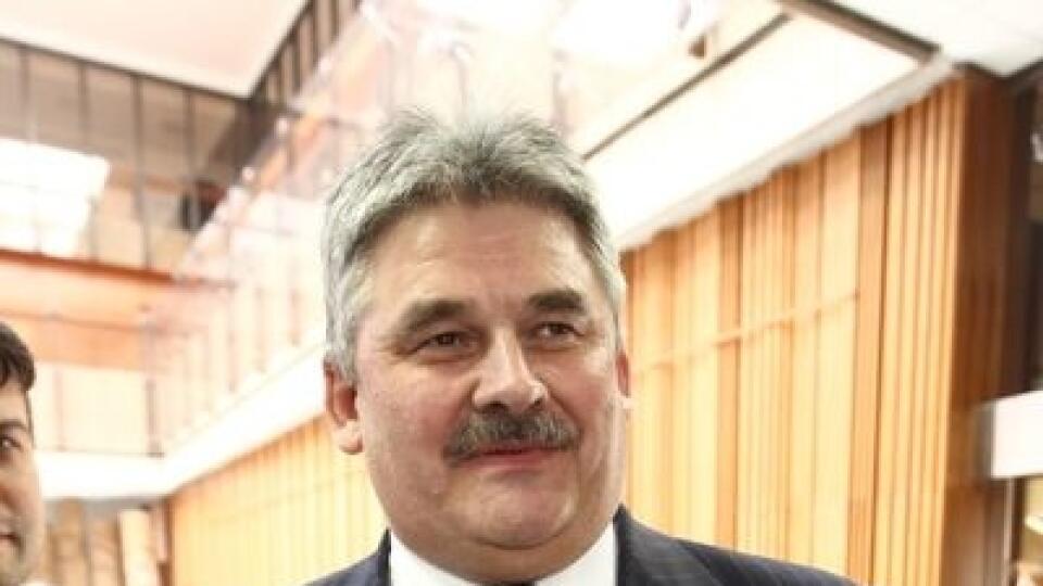 Z aktuálne znenia legislatívy sa má vypustiť ustanovenie o práci nadčas niektorých vedúcich zamestnancov. (Na obrázku minister práce Ján Richter)