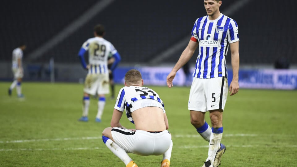 JB 100 Berlín - Hráči Herthy Marton Dardai (vľavo) a Niklas Stark reagujú po prehre s Lipskom 0:3 vo futbalovom zápase nemeckej Bundesligy Hertha Berlín - RB Lipsko v Berlíne 21. februára 2021. FOTO TASR/AP

Berlin's Marton Dardai, left, and Berlin's Niklas Stark reacts on the pitch after they lost 0-3 the German Bundesliga soccer match between Hertha BSC Berlin and RB Leipzig in Berlin, Germany, Sunday, Feb. 21, 2021. (Annegret Hilse/Pool via AP)