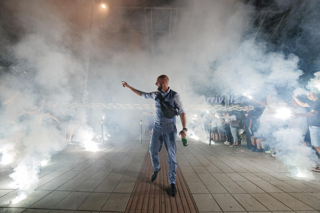 Fanúšikovia ŠK Slovan Bratislava pripravili pre hráčov na bratislavskom letisku špeciálne uvítanie po návrate tímu z odvetného zápasu playoff Európskej ligy proti gréckemu Paok FC. Na snímke Ivan Kmotrík mladší.