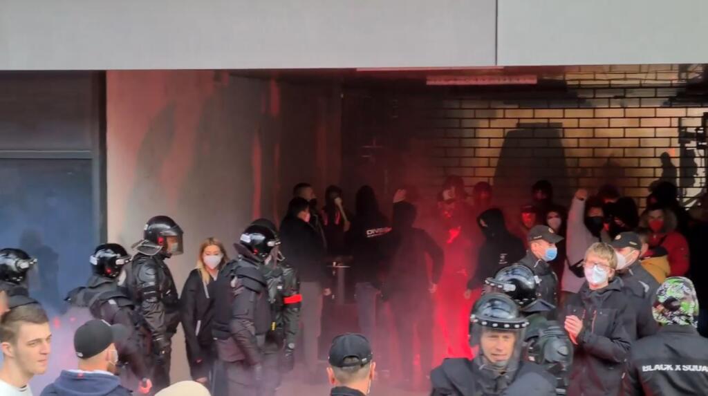 Hoci tribúny zívali prázdnotou, pred štadiónom Antona Malatinského bolo živo. Fanúšikovia povzbudzovali hráčov Spartaka a spustili pyrotechnickú šou. Ako to už väčšinou býva, opäť nechýbala v mieste diania polícia, ktorá zasahovala a niektorých ultras fanúšikov odviedla.