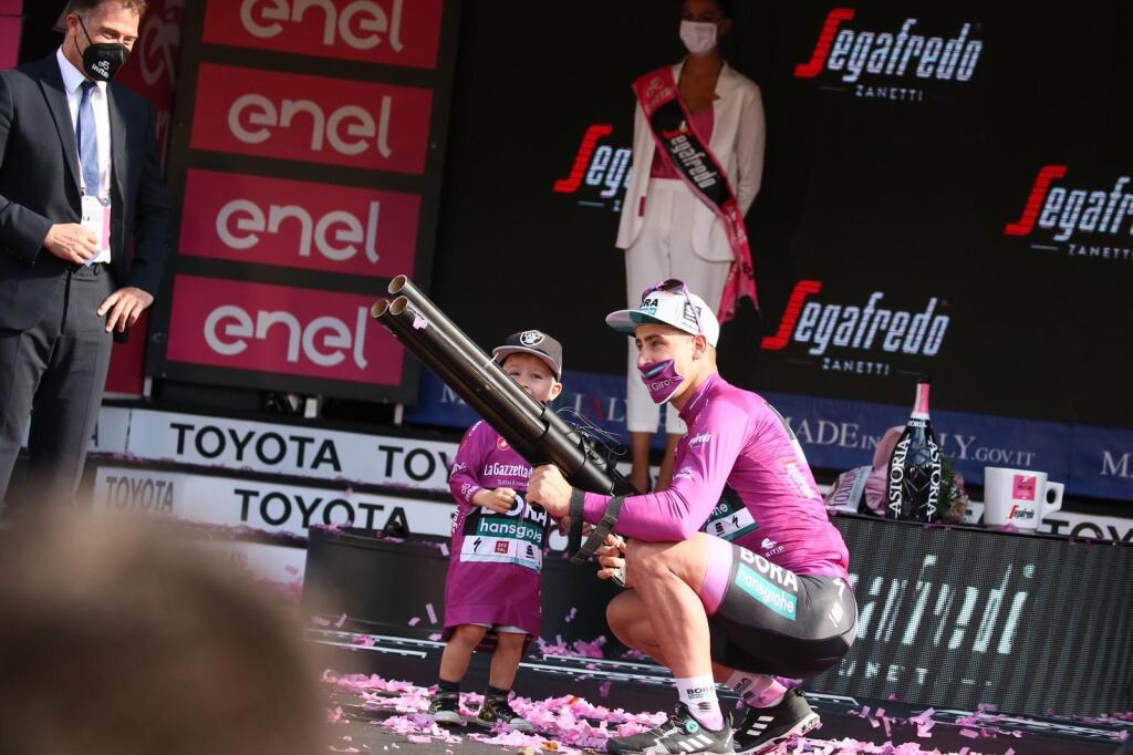 Peter Sagan oslavoval zisk cyklámenového dresu so svojím synčekom Marlonom, s ktorým sa dokonale zladil - obaja mali na sebe dres v rovnakých farbách.