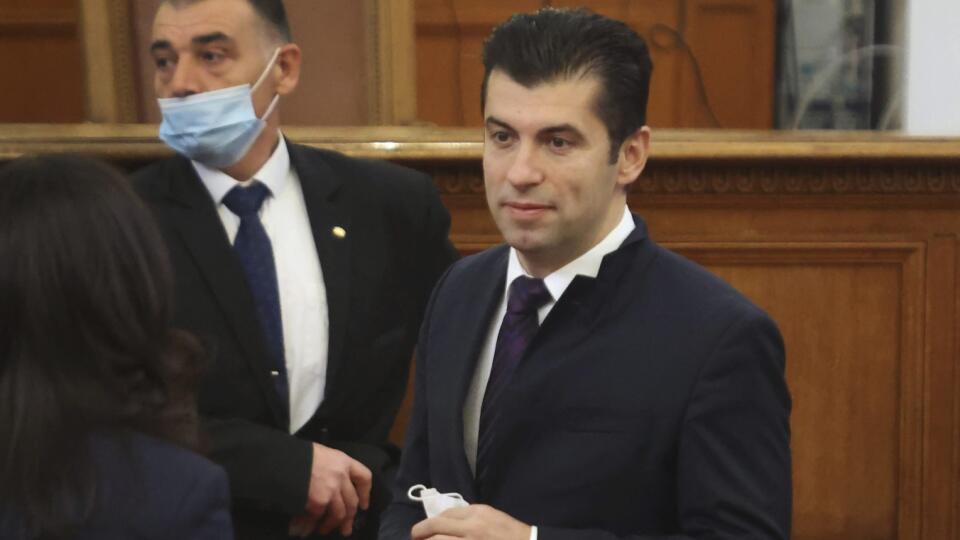 WA 49 Sofia - Spoluzakladateľ centristickej strany Pokračujeme v zmene (PP) ekonóm Kiril Petkov počas ustanovujúcej schôdze parlamentu v Sofii v piatok 3. decembra 2021. Strana PP prekvapivo zvíťazilka v novembrových parlamentných voľbách v Bulharsku. Petkov sa už vyjadril, že je pripravený prijať funkciu premiéra, ak získa podporu od potenciálnych koaličných partnerov. Strana PP, ktorú v septembri 2021 založili dvaja bývalí podnikatelia, absolventi Harvardovej univerzity, tak dosiahla takmer tr