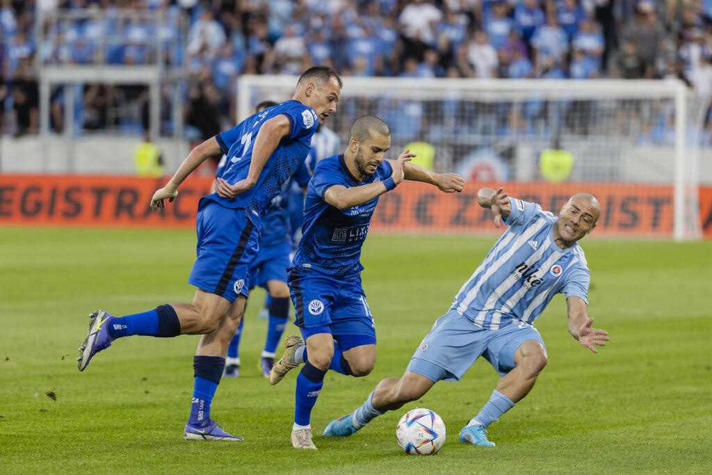 Na snímke Jaba Kankava a Sandro Altunashvili počas prvého zápasu prvého predkola UEFA Ligy Majstrov 2022/23 medzi ŠK Slovan Bratislava a FC Dinami Batumi.
