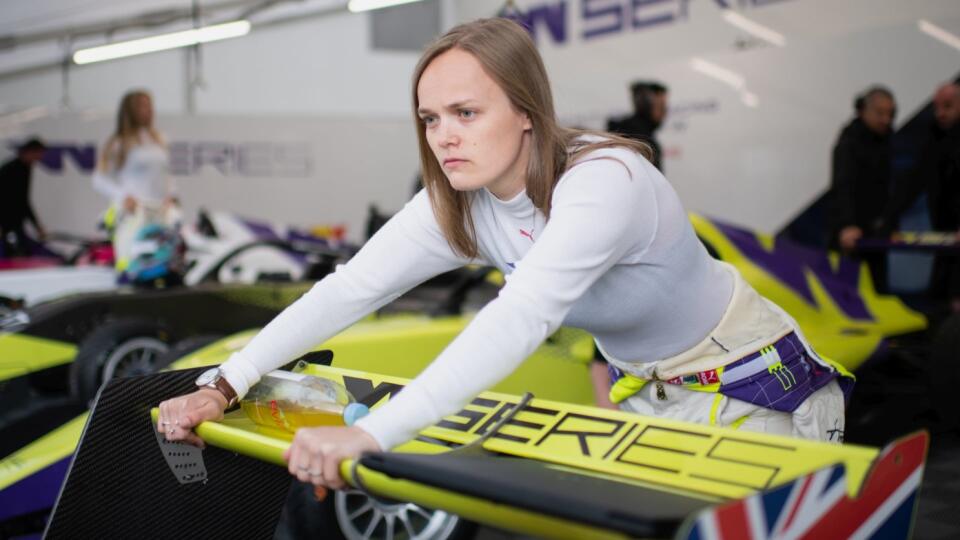 Britka Sarah Moore verí, že raz zasadne do monopostu F1. Viac ako svojimi výsledkami však vyčnieva tým, že sa otvorene hlási k opačnej sexuálnej orientácii.