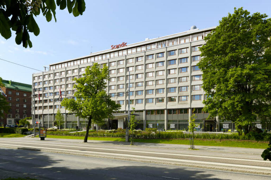 Samotný hotel má deväť poschodí a dokopy až 523 izieb. Každá z nich je vybavené minibarom, satelitnou TV a kúpeľňou s vyhrievanou podlahou. Cena za jednu noc sa pohybuje od 140 do 200 eur.