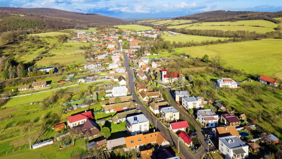 Selec leží vnútri horskej kotliny na náplavových kužeľoch Seleckého potoka.