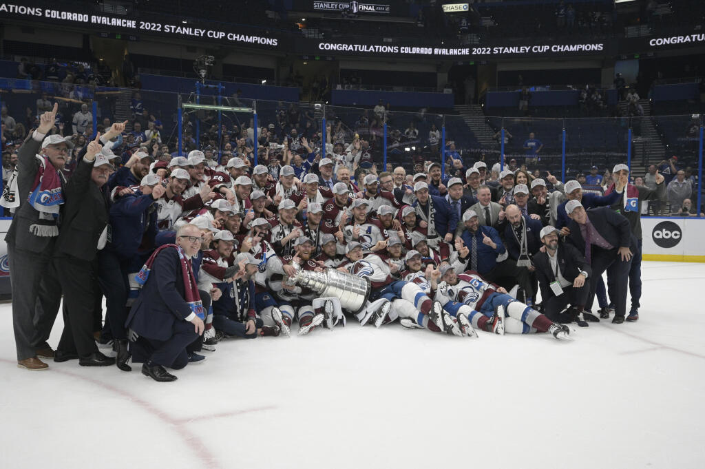 PK 2 Tampa - Na snímke hráči a organizačný tím Colorada Avalanche pózujú s pohárovou trofejou po víťazstve v šiestom zápase finále NHL Tampa Bay Lightning - Colorado Avalanche v Tampe 26. júna 2022. Hokejisti Colorada Avalanche získali tretíkrát v histórii Stanleyho pohár. V šiestom dueli finále play off NHL zvíťazili v noci na pondelok na ľade Tampy Bay Lightning 2:1 a v celej sérii triumfovali 4:2 na zápasy.