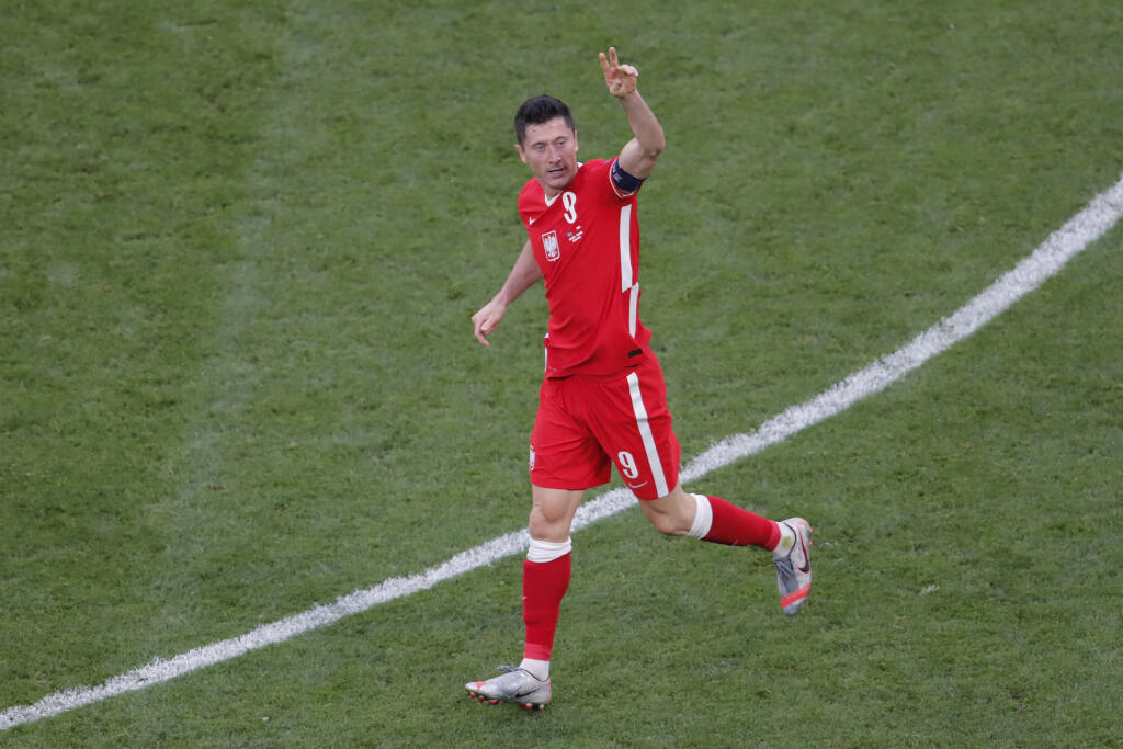 JB 39 Petrohrad - Poľský hráč Robert Lewandowski oslavuje po tom, ako strelil úvodný gól v zápase E-skupiny Švédsko - Poľsko na EURO 2020 vo futbale v ruskom Petrohrade 23. júna 2021. FOTO TASR/AP
Poland's Robert Lewandowski celebrates after scoring his side's first goal during the Euro 2020 soccer championship group E match between Sweden and Poland at the Gazprom Arena stadium, in St. Petersburg, Russia, Wednesday, June 23, 2021. (Maxim Shemetov /Pool via AP)