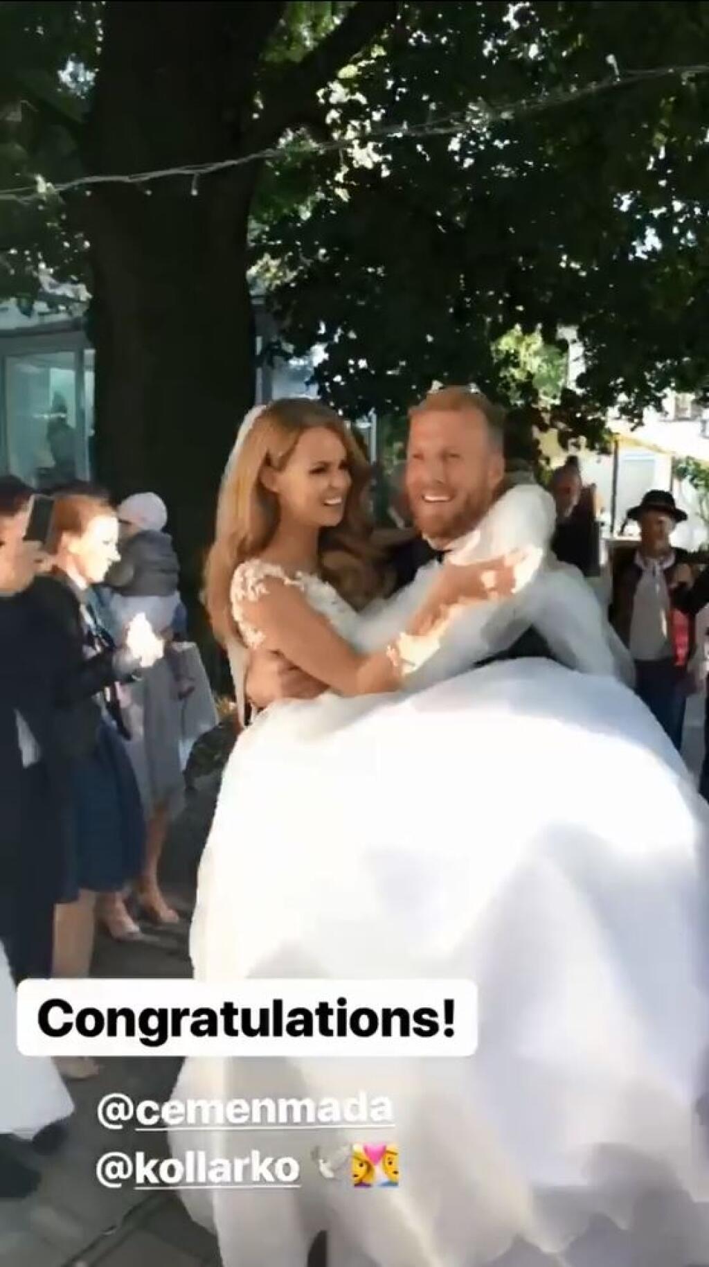 Tak ako sa patrí. Ženích preniesol nevestu cez prach.