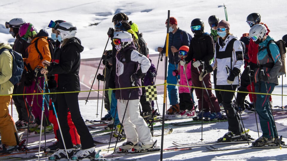 Verbier - Na snímke lyžiari s ochrannými rúškami čakajú na sedačková lanovku v deň otvorenia švajčiarskeho alpského strediska Verbier počas koronavírusovej pandémie 30. októbra 2020.