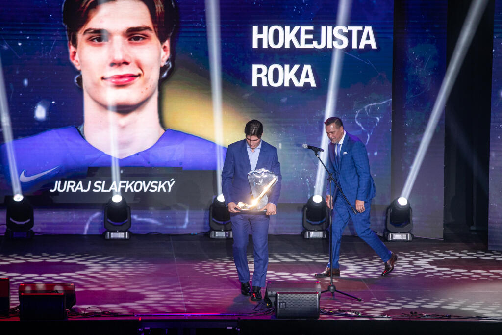 Juraj Slafkovský stál na pódiu počas prenosu až trikrát.