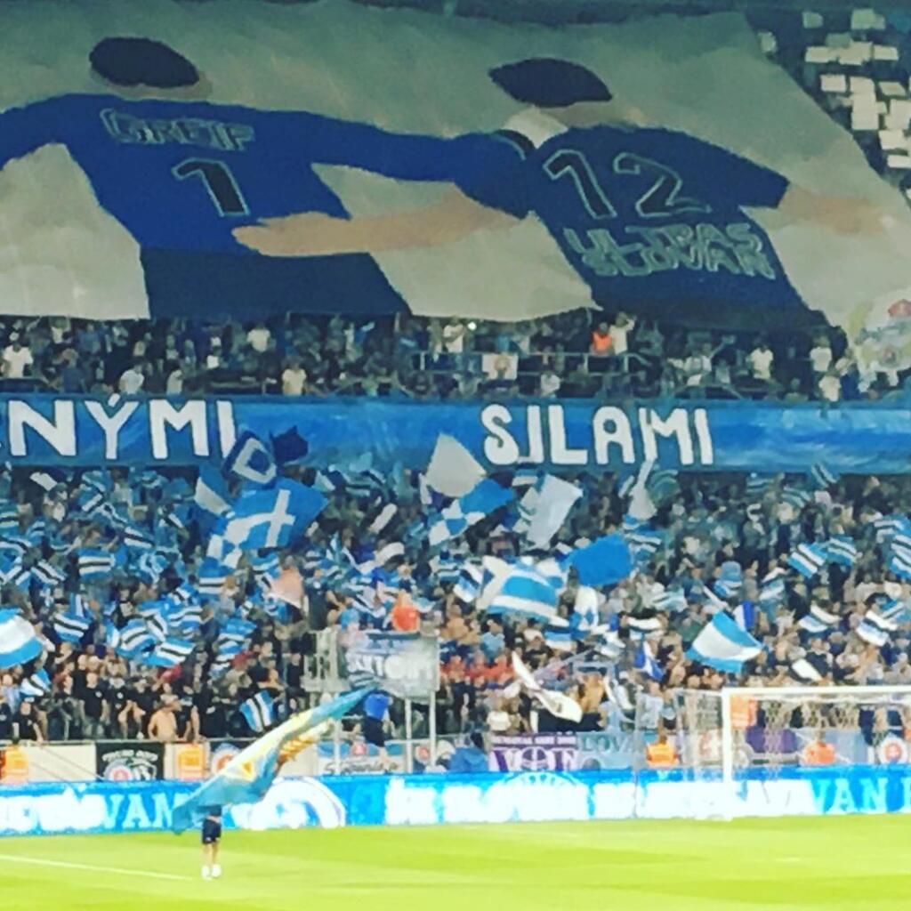 Jedným z pozitívnych momentov zápasu Slovana Bratislava s PAOK-om Solún bolo úvodné choreo fanúšikov domáceho tímu. Znázornili na ňom brankára Dominika Greifa, pre ktorého to bola veľká pocta.
