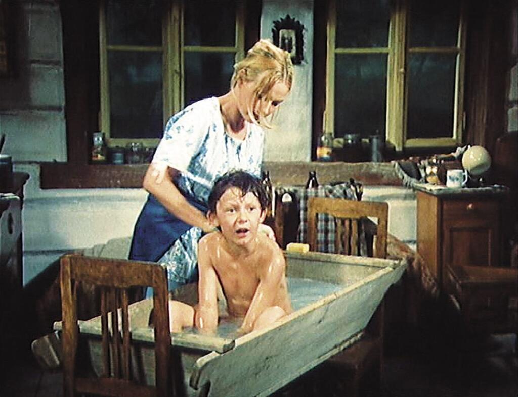 So svojou filmovou mamou Janou Preissovou v komédii Ako vytrhnúť veľrybe stoličku.