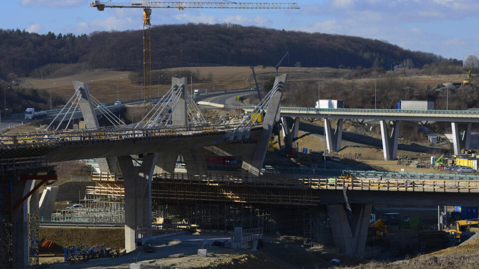 Práce na výstavbe úseku diaľnice D1 Prešov západ – Prešov. Na snímke výstavba v okolí križovatky západ. Prešov, 21. februára 2020. FOTO TASR – Milan Kapusta