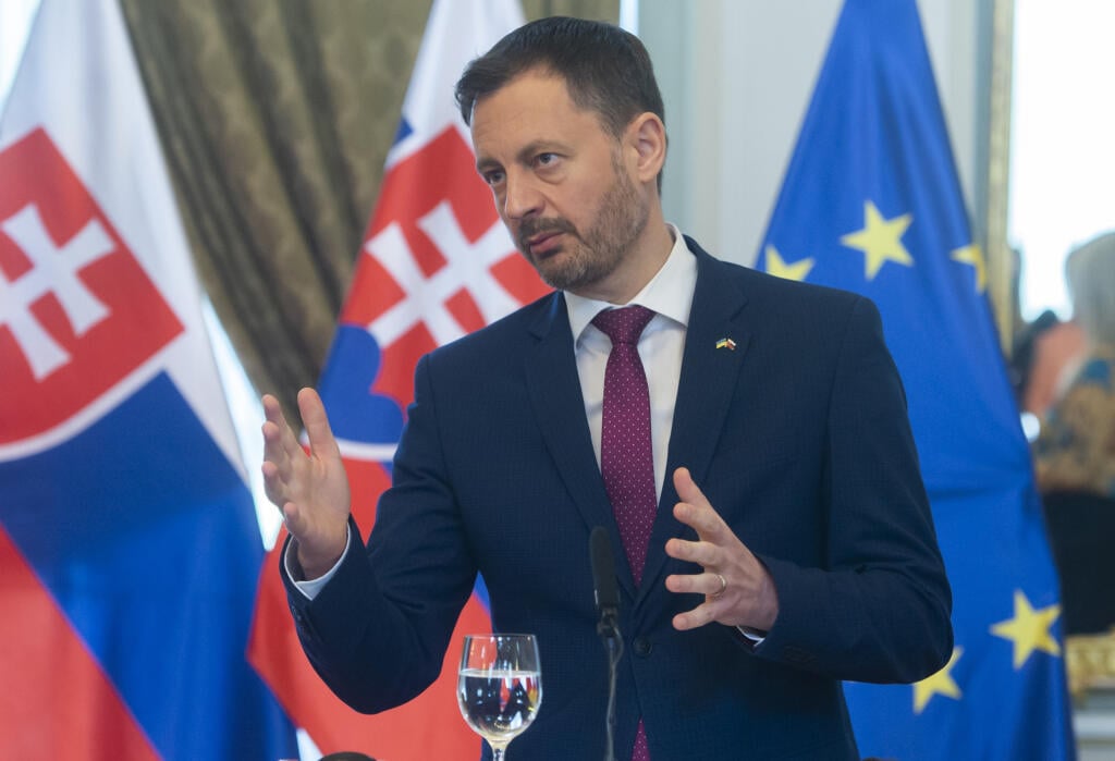 Na snímke slovenský premiér Eduard Heger počas tlačovej konferencie s predsedom Belegického kráľovstva Alexandrom De Croo na Úrade vlády v Bratislave 11. apríla 2022. FOTO TASR - Martin Baumann