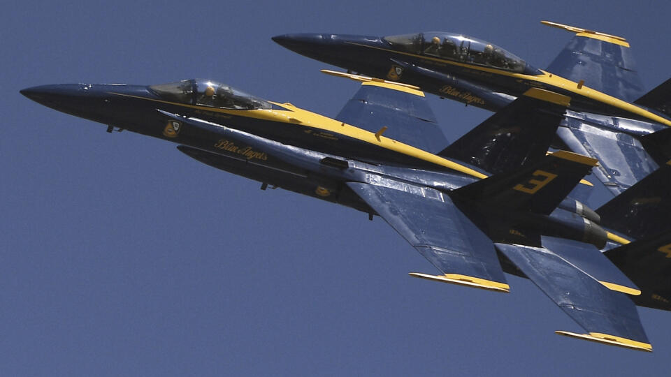 EBE 8 Chicago - Na snímke stíhačky F-18 Super Hornet leteckej akrobatickej skupiny amerického námorníctva Blue Angels počas preletu na počesť tých, ktorí bojujú s pandémiou nového koronavírusu nad Chicagom 12. mája 2020. FOTO TASR/AP
The Navy's Blue Angels soar high heading from the Chicago area over the suburb of Norridge, Ill., as Tuesday, May 12, 2020, during a salute to first responders in the wake of the coronavirus pandemic. (Mark Welsh/Daily Herald via AP)