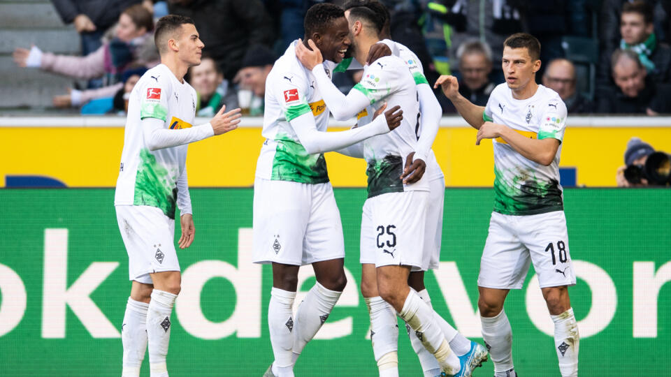 WA 67 Mönchengladbach - Slovenský reprezentačný stredopoliar v drese Borussie Mönchengladbach László Bénes (vľavo) sa teší so spoluhráčmi z gólu v nedeľňajšom zápase 11. kola Bundesligy Borussia Mönchengladbach – Werder Brémy v Mönchengladbachu 10. novembra 2019. Bénes bol na ihrisku iba do 59. minúty, keď ho fauloval Nuri Sahin. Ten dostal za zákrok žltú kartu a slovenský futbalista musel vynútene opustiť trávnik so zranením ľavého členka, čo nie je pozitívna správa pred reprezentačnou pauzou a