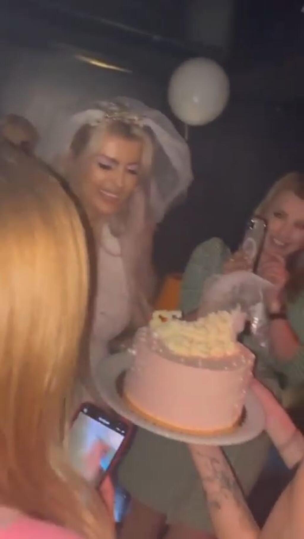 V nočnom klube nechýbala torta, keďže Lela okrem rozlúčky so slobodou oslavovala aj narodeniny.