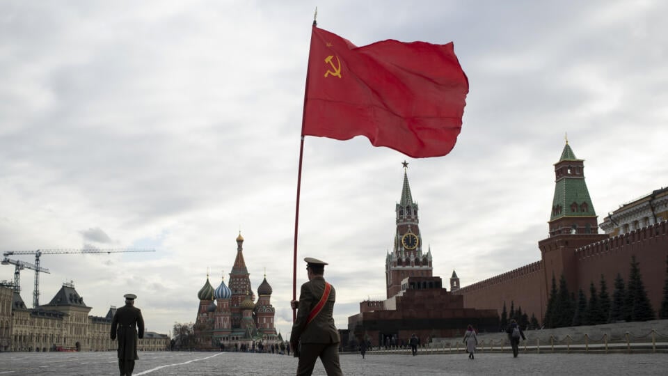 EBE 22 Moskva - Bývalý člen sovietskej armády s vlajkou Sovietskeho zväzu kráča mauzóleu sovietskeho vodcu Vladimira Iľjiča Lenina počas demonštrácie pri príležitosti 102. výročia Veľkej októbrovej socialistickej revolúcie v roku 1917 na Červenom námestí v Moskve 29. októbra 2019. FOTO TASR/AP
A former member of Soviet army with Soviet Union flag walks towards the Tomb of Soviet founder Vladimir Lenin during a Communist party demonstration marking the 102nd anniversary of the 1917 Bolshevik revo