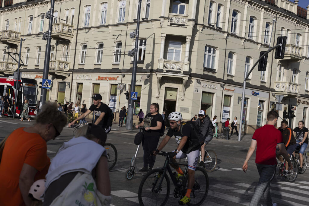 WA 10 Čenstochová - Na snímke z 3. októbra 2023 ľudia a cyklisti prechádzajú po priechode pre chodcov v meste Čenstochová na juhu Poľska. V nedeľu 15. októbra sa v Poľsku konajú parlamentné voľby. Poliaci si budú voliť svojich zástupcov do hornej i dolnej komory parlamentu. Spoločne s voľbami sa uskutoční aj referendum, ktorého súčasťou sú otázky o privatizácii štátneho majetku či nových migračných pravidlách Európskej únie. Vládnuca konzervatívna strana Právo a spravodlivosť sa v parlamentných 