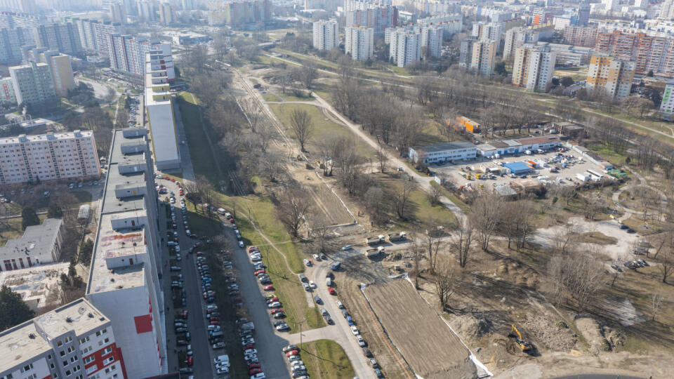 Na snímke z dronu práce na výstavbe električkovej trate v blízkosti Gessayovej ulice v bratislavskej Petržalke. Bratislava, 3. marca 2023. FOTO TASR - Michal Svítok