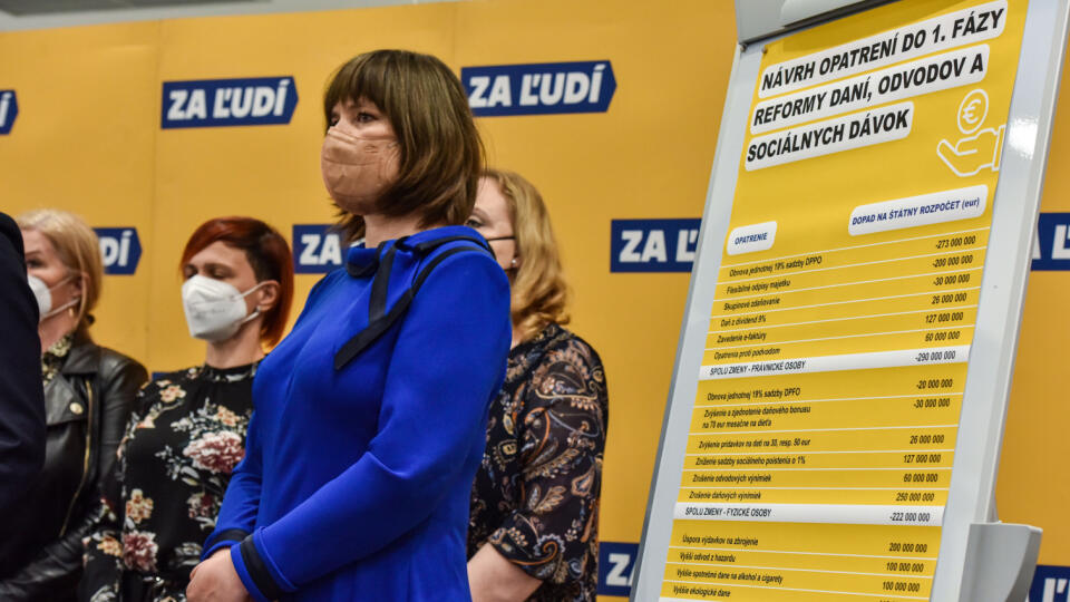 Na snímke vicepremiérka a líderka strany Za ľudí Veronika Remišová a vpravo zhrnutie návrhu opatrení do 1. fázy reformy daní, odvodov a sociálnych dávok počas tlačovej konferencie strany Za ľudí na tému Daňová reforma a Podporné opatrenia na zvýšenie zaočkovanosti obyvateľstva 25. novembra 2021 v Bratislave. FOTO TASR - Pavol Zachar
