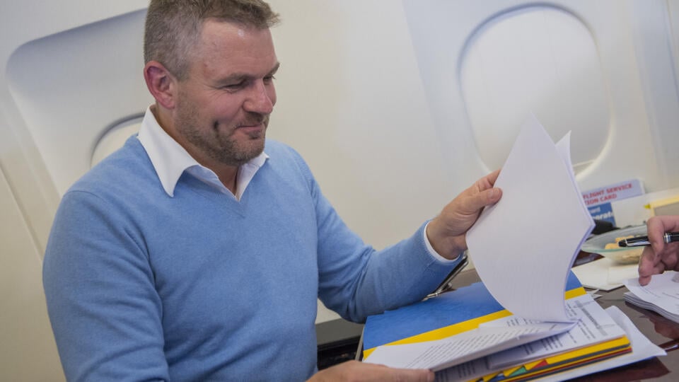 Na snímke predseda vlády SR Peter Pellegrini počas letu vládnym špeciálom na pracovnú cestu do Spojených štátov amerických 1. mája 2019. FOTO TASR - Michal Svítok