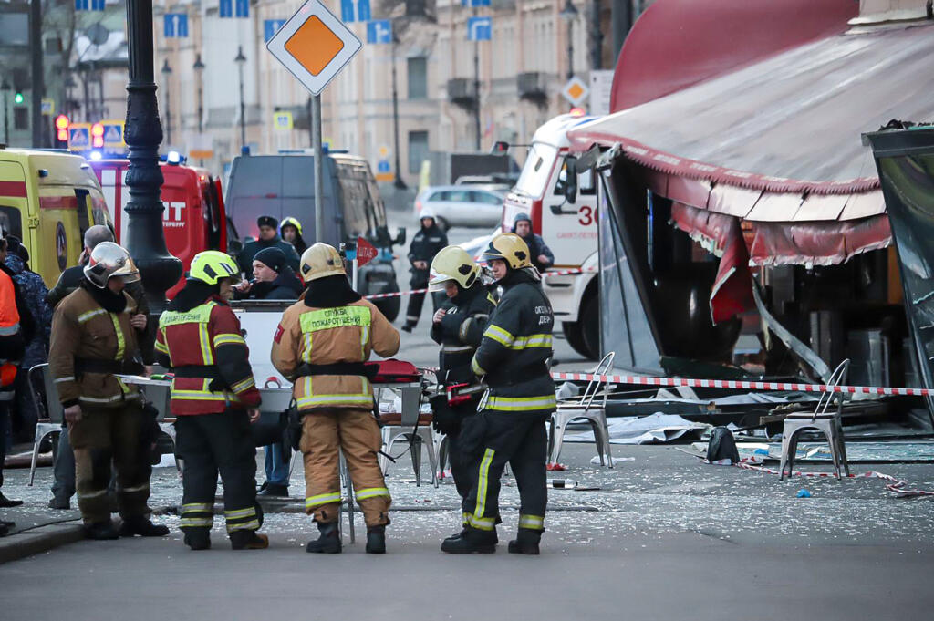 Des responsables du ministère russe des Situations d'urgence répondent après une explosion dans un café de la ville de Saint-Pétersbourg, dimanche 2 avril 2023.