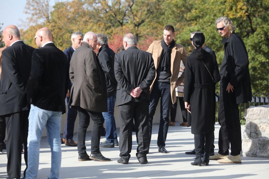 Legendárnemu basketbalistovi Stanislavovi Kropilákovi dali posledné zbohom v bratislavskom krematóriu.