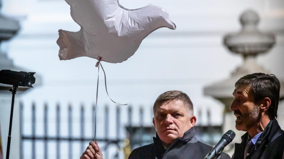 Na snímke je Robert Fico a Juraj Blanár na proteste pred Prezidentským palácom proti obrannej zmluve s USA a zdražovaniu potravín.  