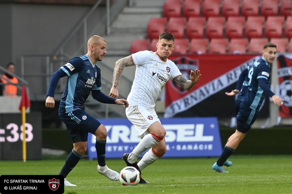 Martin Škrtel zvádzal s Vladimírom Weissom ml. viacero súbojov. Pri jednom doplatil na prílišnú agresivitu.
